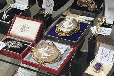 Discover our April Jewellery, Watches & Accessories auction