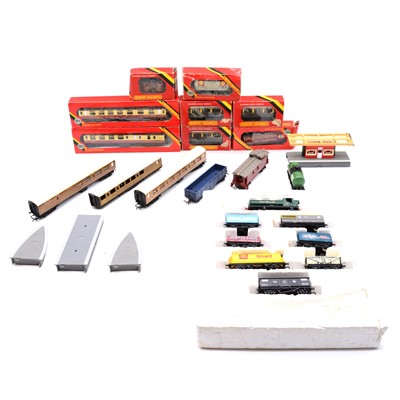 Lot 24 - Thirteen Hornby OO gauge freight wagons, OO gauge set, and platform