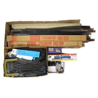 Lot 29 - A collection of OO/HO gauge model railway track and trackside accessories