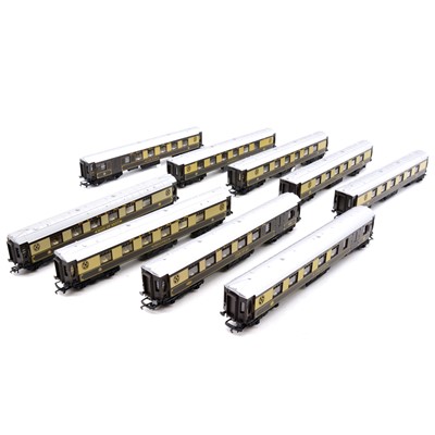 Lot 399 - Twenty-eight loose Hornby OO gauge coaches