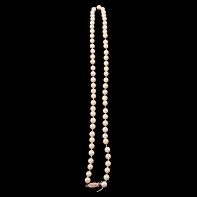 Lot 308 - A cultured pearl necklace.