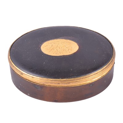 Lot 192 - Georgian yellow / gilt metal mounted horn oval box.