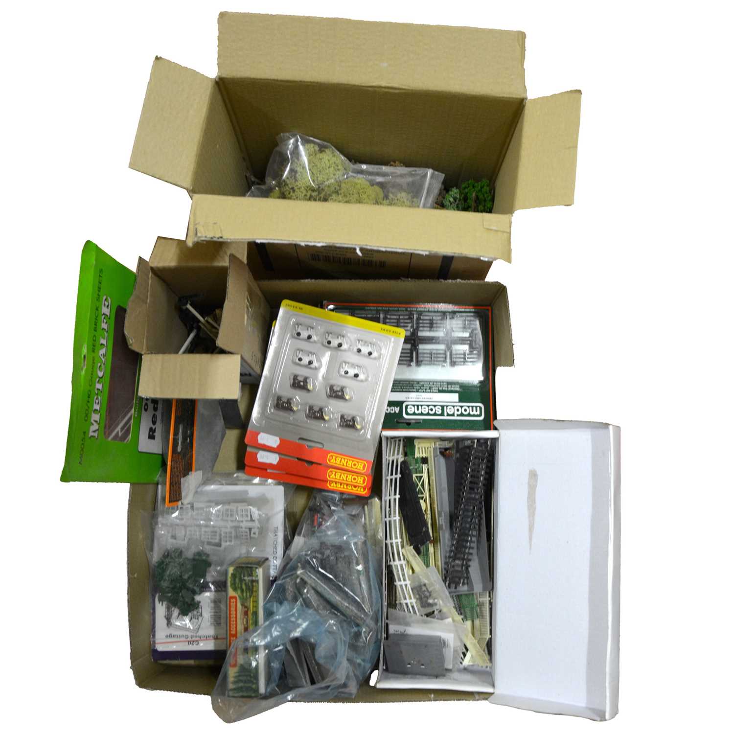 Lot 40 - A tray of OO gauge trackside accessories and scenery