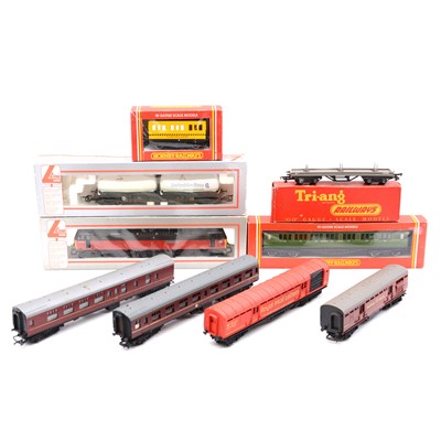 Lot 20 - Lima OO agueg diesel locomotive with eight coaches and wagons