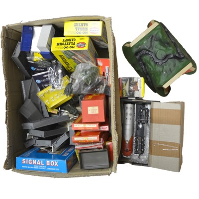 Lot 39 - OO gauge trackside buildings and accessories