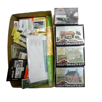 Lot 41 - Trackside buildings and accessories