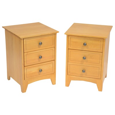 Lot 435 - Pair of modern light oak bedside chests