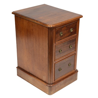 Lot 439 - Small Mahogany bedside drawers