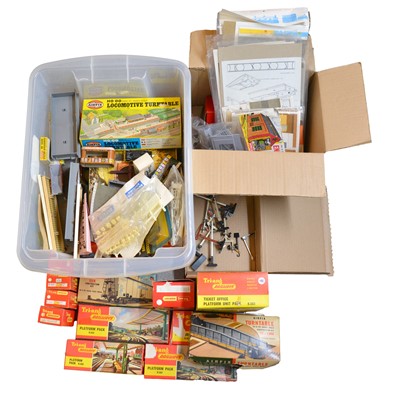 Lot 456 - OO gauge trackside buildings and accessories