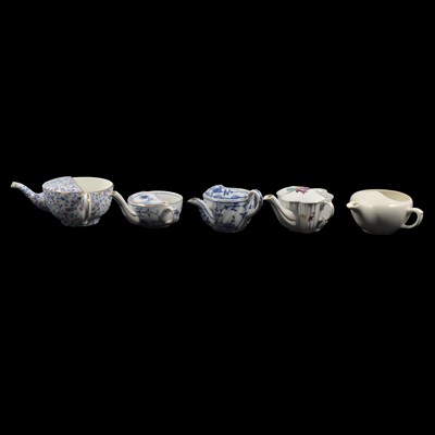 Lot 91 - Small collection of feeding cups