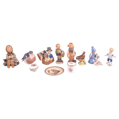 Lot 121 - Small collection of Hummel figures & others