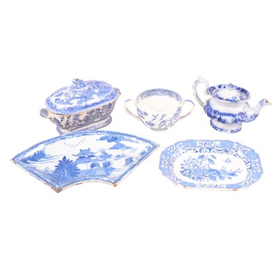 Lot 117 - Quantity of blue and white printware