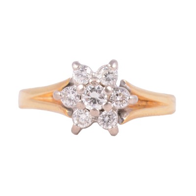 Lot 102 - A diamond cluster ring.