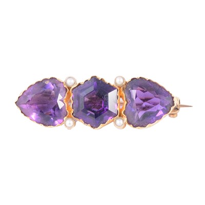 Lot 179 - An amethyst brooch.