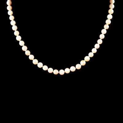 Lot 323 - A cultured pearl necklace.