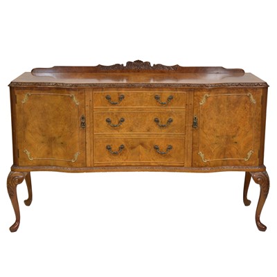 Lot 413 - Reproduction walnut dining room suite