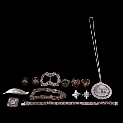 Lot 478 - A collection of vintage silver and white metal jewellery.