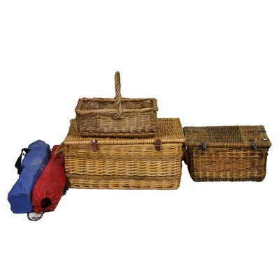 Lot 536 - Wicker hampers, baskets, picnic sets etc