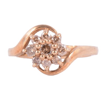 Lot 98 - A brown and cinnamon coloured diamond cluster ring.