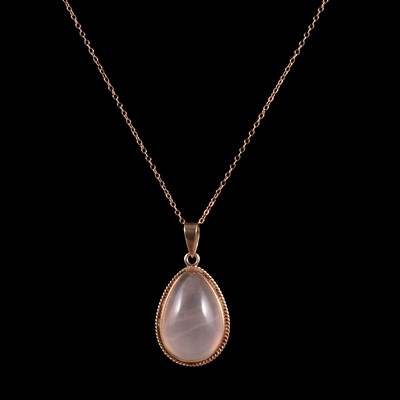 Lot 271 - A yellow metal letter R pendant, rose quartz pendant on a chain, and pink stone bracelet.