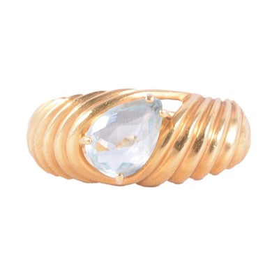 Lot 21 - An aquamarine solitaire ring.