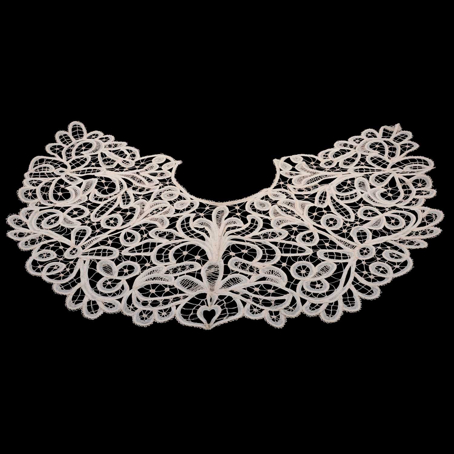 Lot 110 - Victorian lace collar, Victorian and later table linen