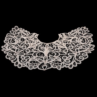 Lot 110 - Victorian lace collar, Victorian and later table linen