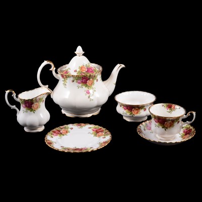 Lot 104 - Extensive Royal Albert tea and dinner service, 'Old Country Roses' pattern