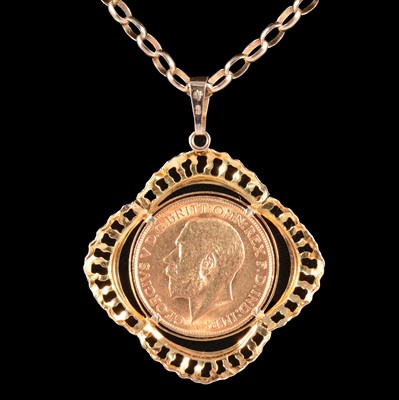 Lot 283 - 9ct gold pendant and chain, set with a George V gold Sovereign coin