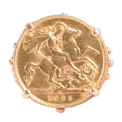 Lot 278 - 9ct gold ring set with a George V gold half Sovereign coin