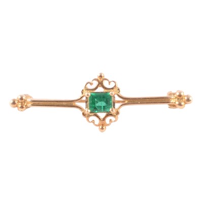 Lot 183 - An emerald bar brooch.