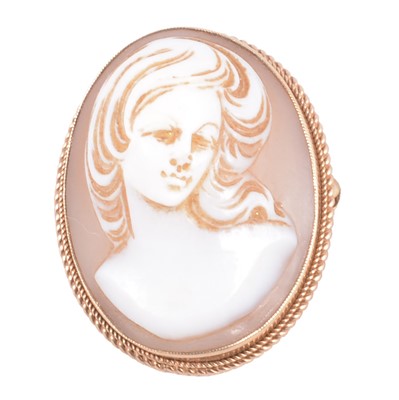 Lot 192 - An oval carved shell cameo brooch.
