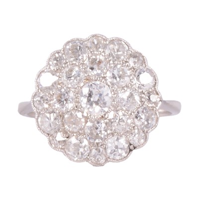 Lot 98 - A diamond cluster ring.