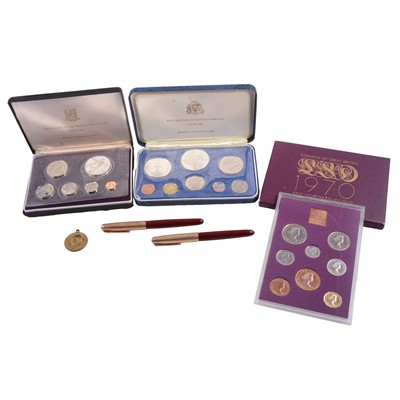 Lot 258 - Commonwealth coin sets, Cook Islands $2 silver coin, other British coins, and two Parker pens.