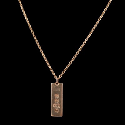 Lot 284 - A 9 carat yellow gold Silver Jubilee ingot pendant on a chain