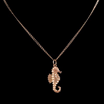 Lot 290 - A 9 carat yellow gold seahorse pendant on a chain.