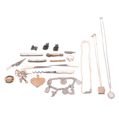 Lot 487 - A collection of vintage yellow metal / gold, white metal and costume jewellery.
