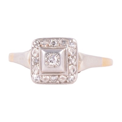 Lot 101 - A diamond cluster ring.