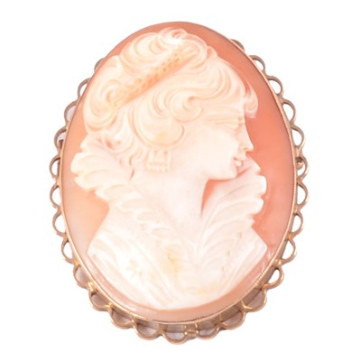 Lot 190 - A modern oval carved shell cameo brooch.