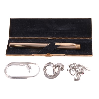 Lot 520 - A Sheaffer fountain pen, white metal money clip, silver and white metal brooches.