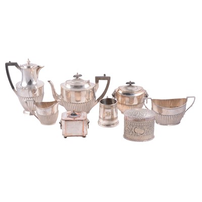 Lot 114 - Small collection of plated ware