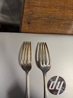 Lot 137 - Canteen of bead edge cutlery, twelve place setting