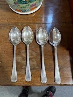 Lot 137 - Canteen of bead edge cutlery, twelve place setting