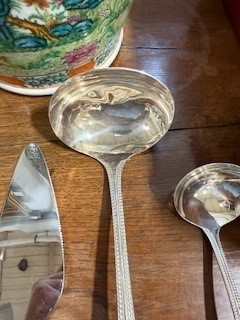 Lot 137 - Canteen of bead edge cutlery, twelve place setting