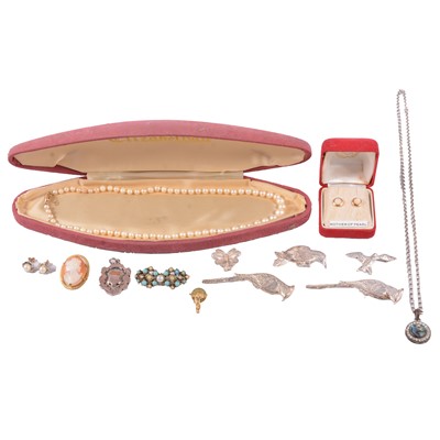 Lot 484 - Yellow metal, silver, white metal and costume jewellery.
