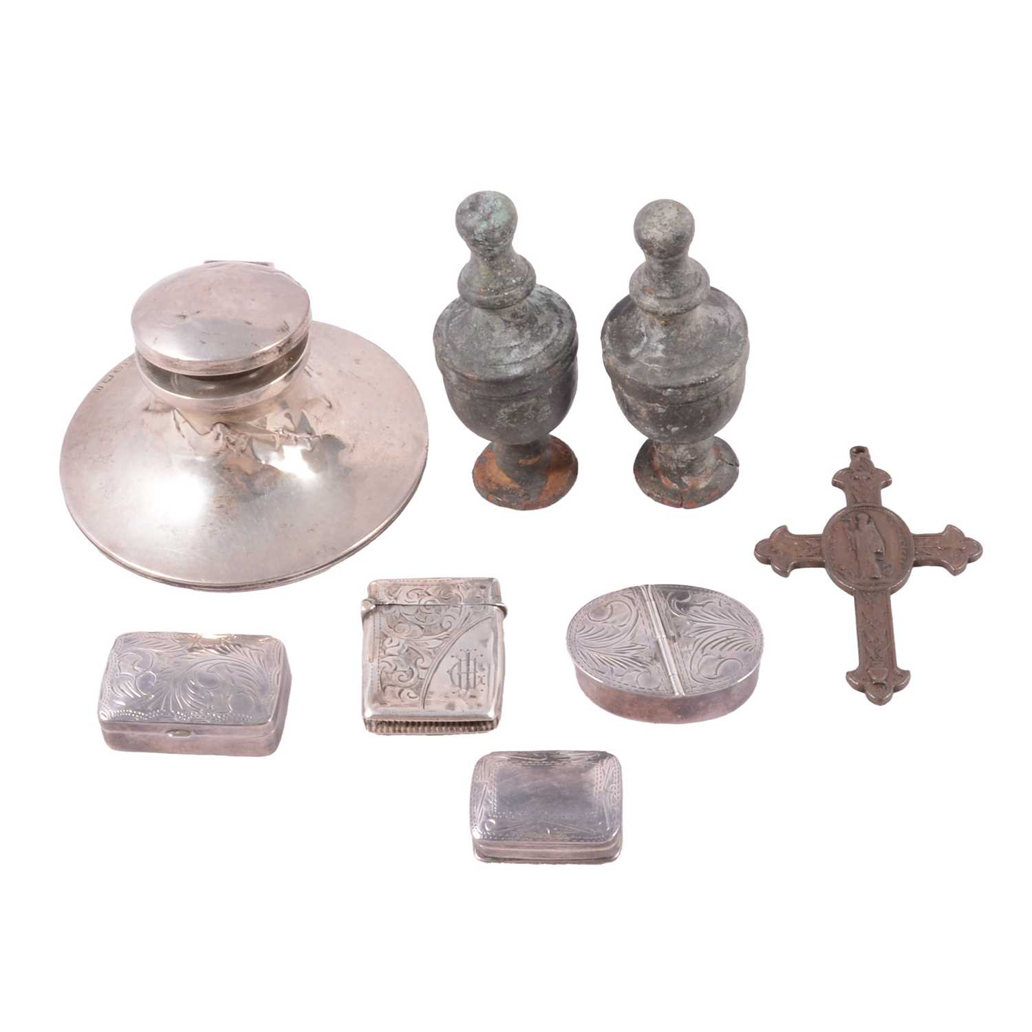Lot 194 - Silver vesta and three pill boxes, inkwell, etc.