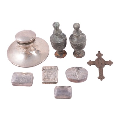 Lot 194 - Silver vesta and three pill boxes, inkwell, etc.