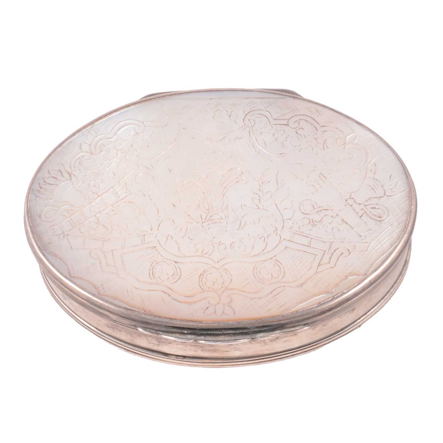 Lot 132 - George III silver and mother of pearl snuff box