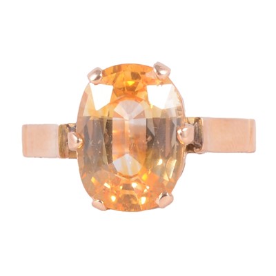 Lot 7 - A yellow sapphire dress ring.