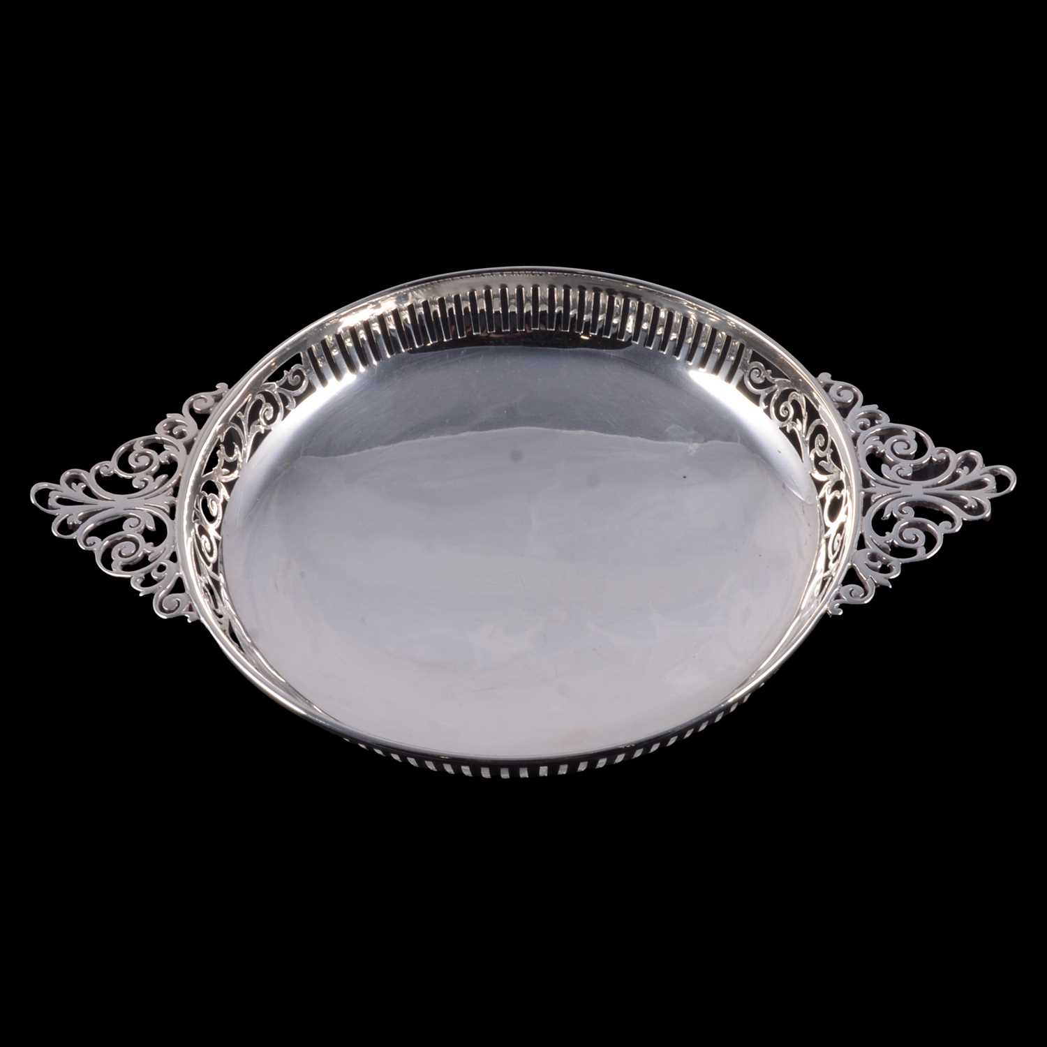 Lot 149 - Silver sweetmeat dish
